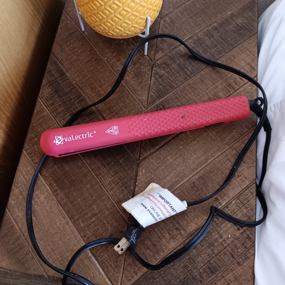 Valectric Red Hair Straightener Styler - Picture 5 of 11